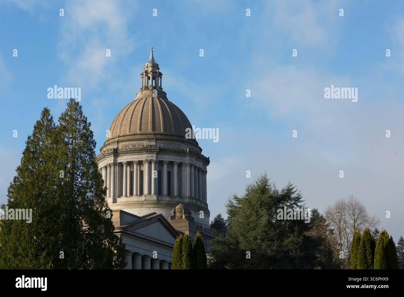 17 janvier 2021, Olympia, Washington, États-Unis : le soleil se lève au Capitole de l'État de Washington le dimanche 17 janvier 2021. La patrouille de l'État de Washington et les membres de la Garde nationale protègent le Capitole de l'État grâce à l'investiture du Président élu Joe Biden mercredi, alors que le FBI avertit de violences potentielles dans toutes les capitales de l'État. (Crédit image : © Paul Christian Gordon/ZUMA Wire) Banque D'Images