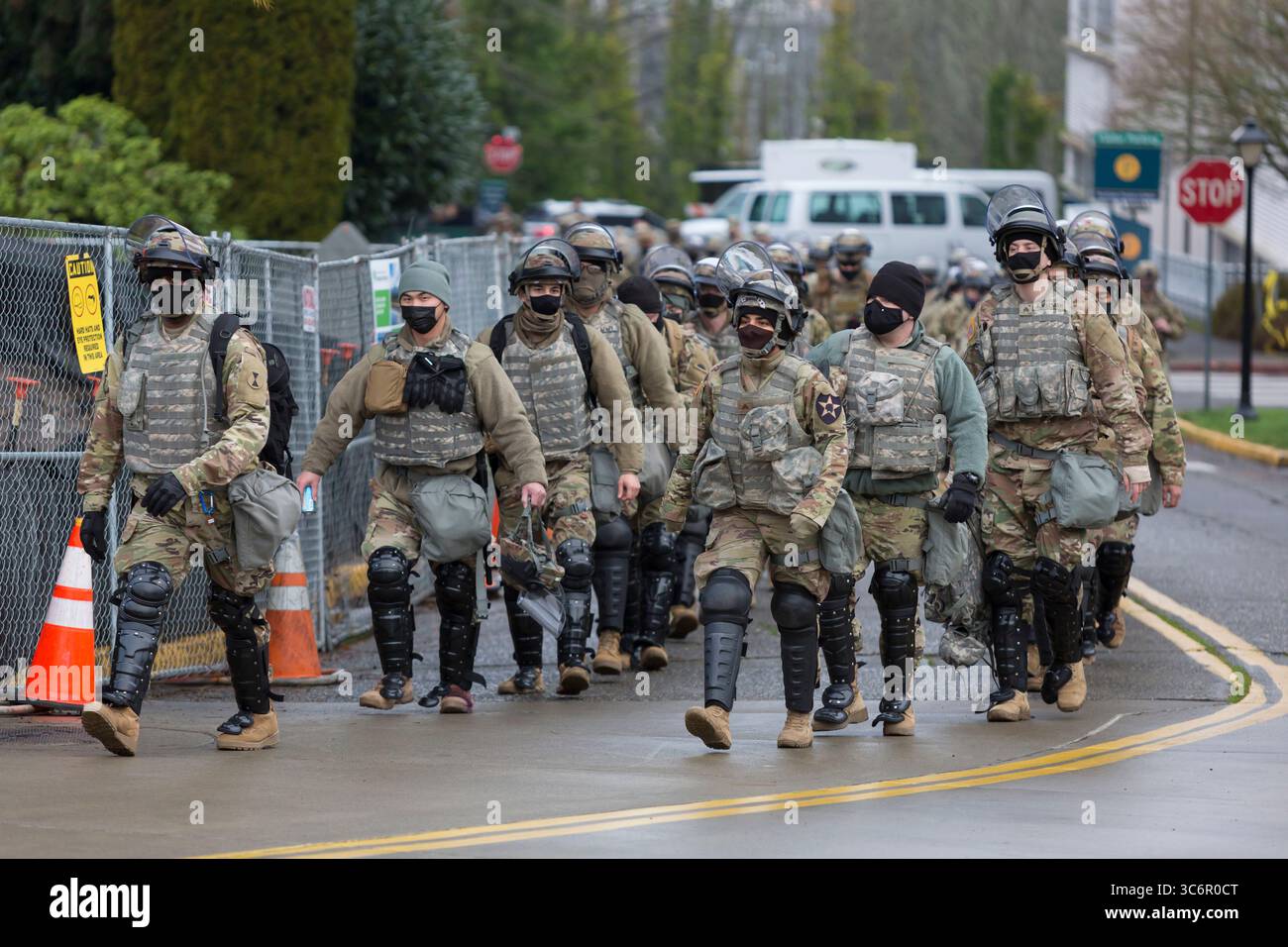 17 janvier 2021, Olympia, Washington, États-Unis : les membres de la Garde nationale arrivent au Capitole de l'État de Washington le dimanche 17 janvier 2021. La patrouille de l'État de Washington et les membres de la Garde nationale protègent le Capitole de l'État grâce à l'investiture du Président élu Joe Biden mercredi, alors que le FBI avertit de violences potentielles dans toutes les capitales de l'État. (Crédit image : © Paul Christian Gordon/ZUMA Wire) Banque D'Images