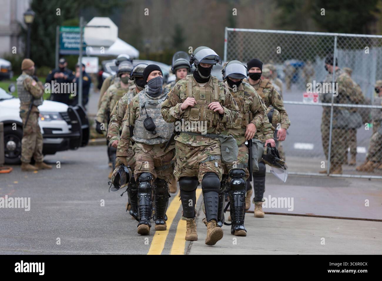 17 janvier 2021, Olympia, Washington, États-Unis : les membres de la Garde nationale quittent le bâtiment du Capitole de l'État de Washington le dimanche 17 janvier 2021. La patrouille de l'État de Washington et les membres de la Garde nationale protègent le Capitole de l'État grâce à l'investiture du Président élu Joe Biden mercredi, alors que le FBI avertit de violences potentielles dans toutes les capitales de l'État. (Crédit image : © Paul Christian Gordon/ZUMA Wire) Banque D'Images