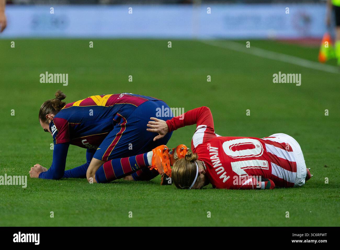 17 janvier 2021, Séville, SÉVILLE, ESPAGNE : Oscar Mingueza de Barcelone et Iker Muniain de l'Athletic Club lors de la finale de Supercoupe espagnole entre le Futbol Club Barcelona et l'Athletic Club Bilbao au stade la Cartuja le 17 janvier 2021 à Séville, Espagne. (Crédit image : © Joaquin Corchero/AFP7 via ZUMA Wire) Banque D'Images