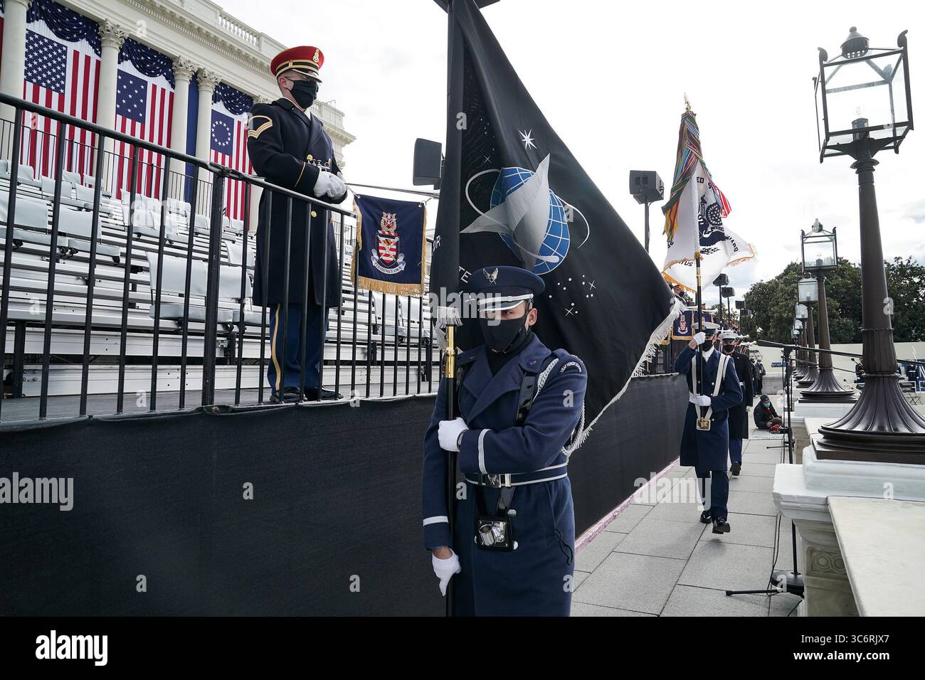 18 janvier 2021, Washington, District of Columbia, États-Unis : un membre de l'Armée de l'Air tient un drapeau de l'Armée de l'espace dans une garde d'honneur lors d'une répétition générale pour la 59e cérémonie inaugurale du président élu Joe Biden et du vice-président élu Kamala Harris le lundi 18 janvier 2021 au Capitole des États-Unis à Washington, DC (crédit image : © Greg Nash - Pool via CNP/CNP via ZUMA Wire) Banque D'Images