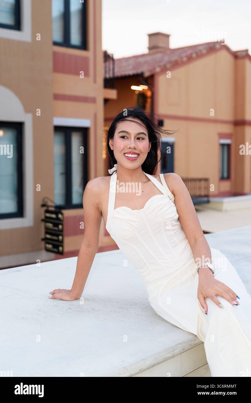 Portrait d'une belle jeune femme asiatique avec de longs cheveux noirs dans la ville de style européen. Élégante femme touriste en plein air, appréciant le style européen pittoresque Banque D'Images