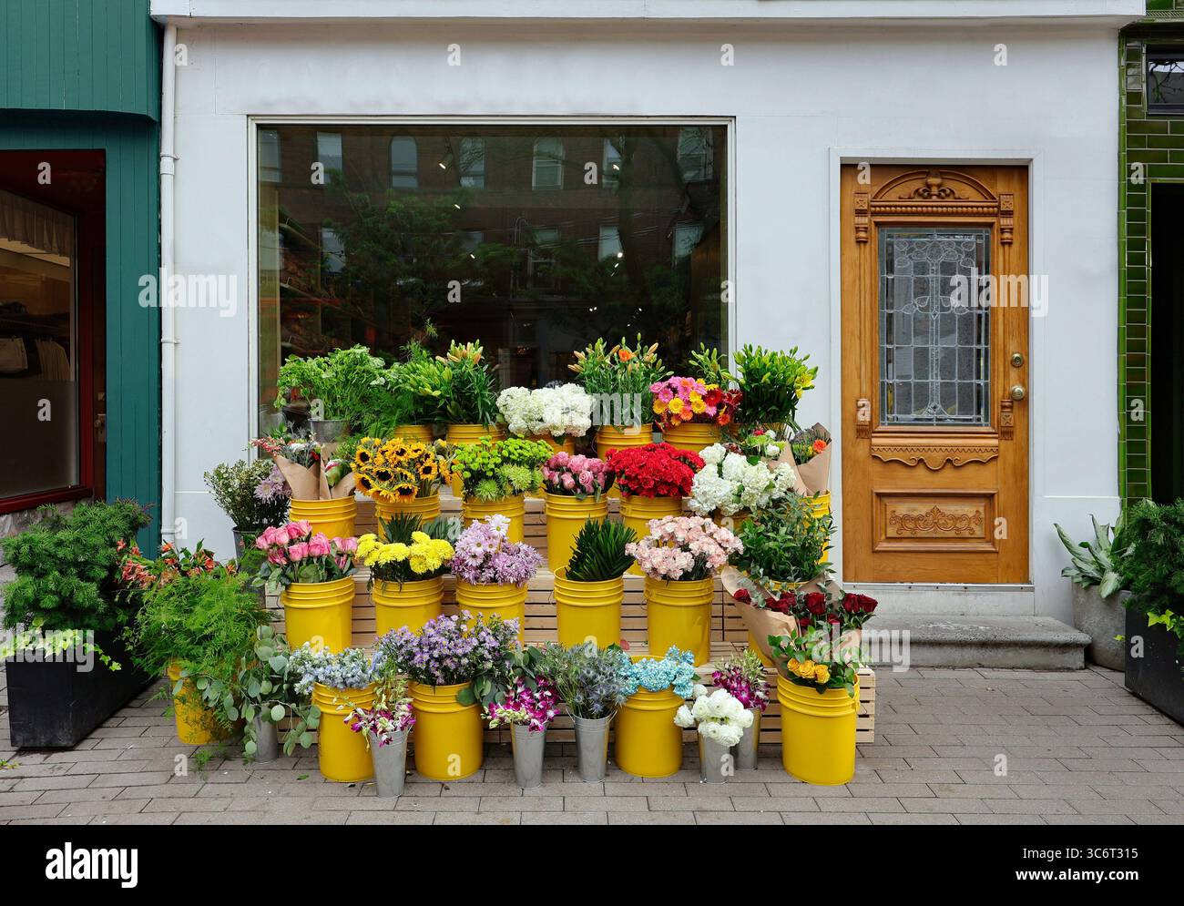 Jolie boutique de fleurs avec affichage extérieur Banque D'Images