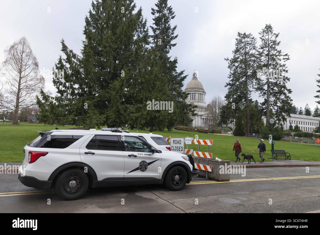 17 janvier 2021, Olympia, Washington, États-Unis : des membres de la patrouille de l'État de Washington protègent le bâtiment du Capitole de l'État de Washington le dimanche 17 janvier 2021. La patrouille de l'État de Washington et les membres de la Garde nationale protègent le Capitole de l'État grâce à l'investiture du Président élu Joe Biden mercredi, alors que le FBI avertit de violences potentielles dans toutes les capitales de l'État. (Crédit image : © Paul Christian Gordon/ZUMA Wire) Banque D'Images
