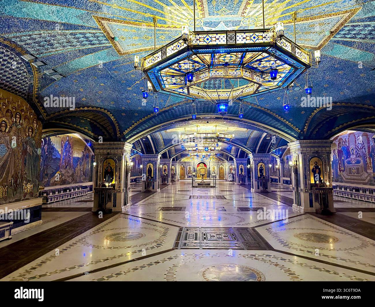 Région de Moscou Russie principale cathédrale des forces armées russes intérieur Église Résurrection Christ orné architecture religieuse orthodoxe avec plafond en mosaïque bleu doré et lustres Banque D'Images