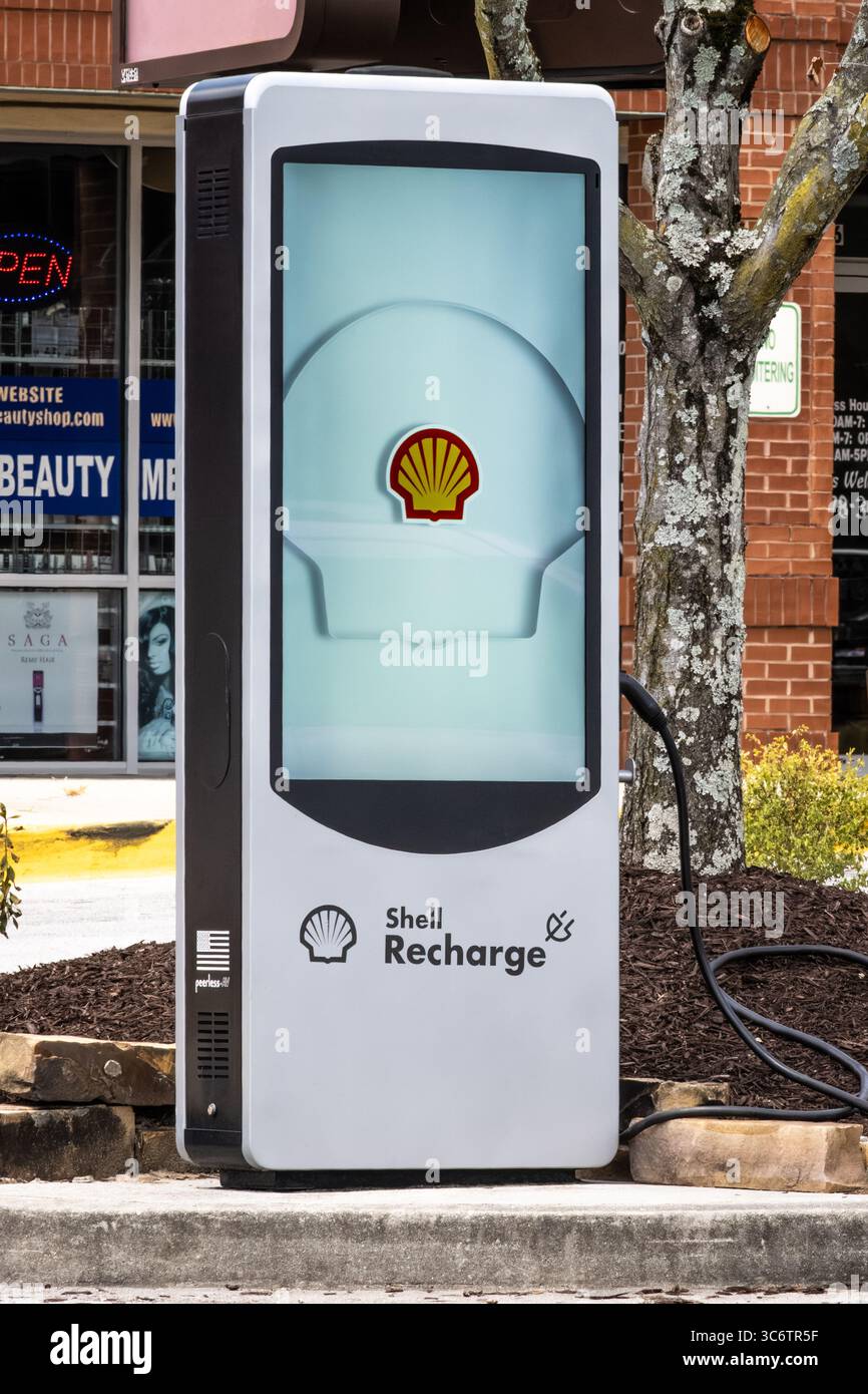 Borne de recharge Shell pour véhicules électriques dans un centre commercial de supermarché dans le métro d'Atlanta, en Géorgie. (ÉTATS-UNIS) Banque D'Images Borne de recharge Shell pour véhicules électriques dans un centre commercial de supermarché dans le métro d'Atlanta, en Géorgie. (ÉTATS-UNIS) Banque D'Images