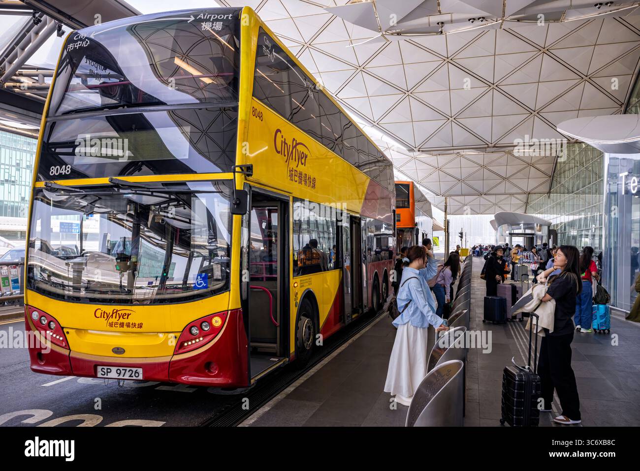 Passagers arrivant en bus, Chek Lap Kok, Aéroport International de Hong Kong, SAR, Chine Banque D'Images