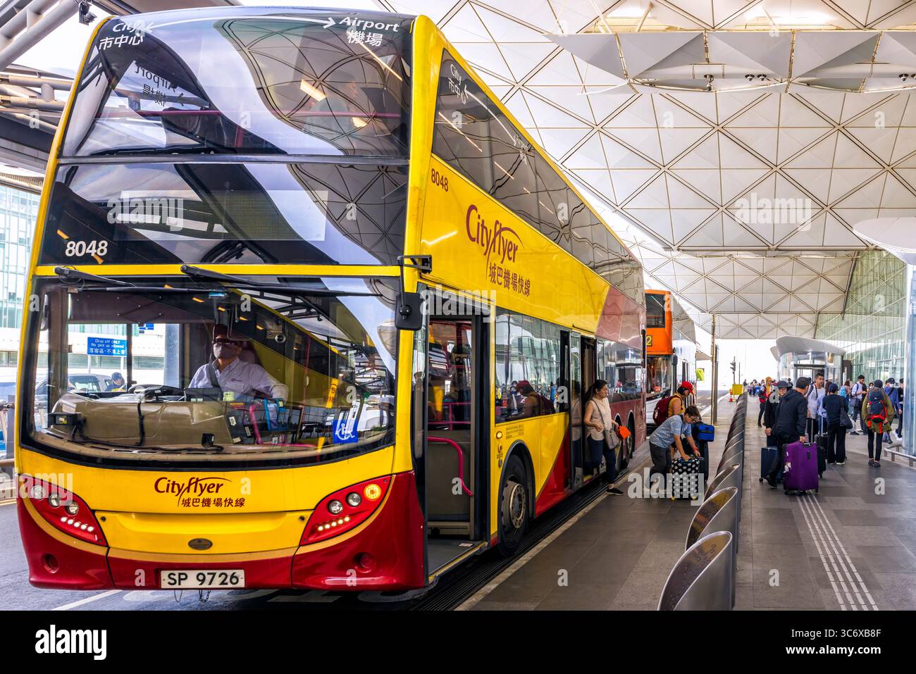Passagers arrivant en bus, Chek Lap Kok, Aéroport International de Hong Kong, SAR, Chine Banque D'Images