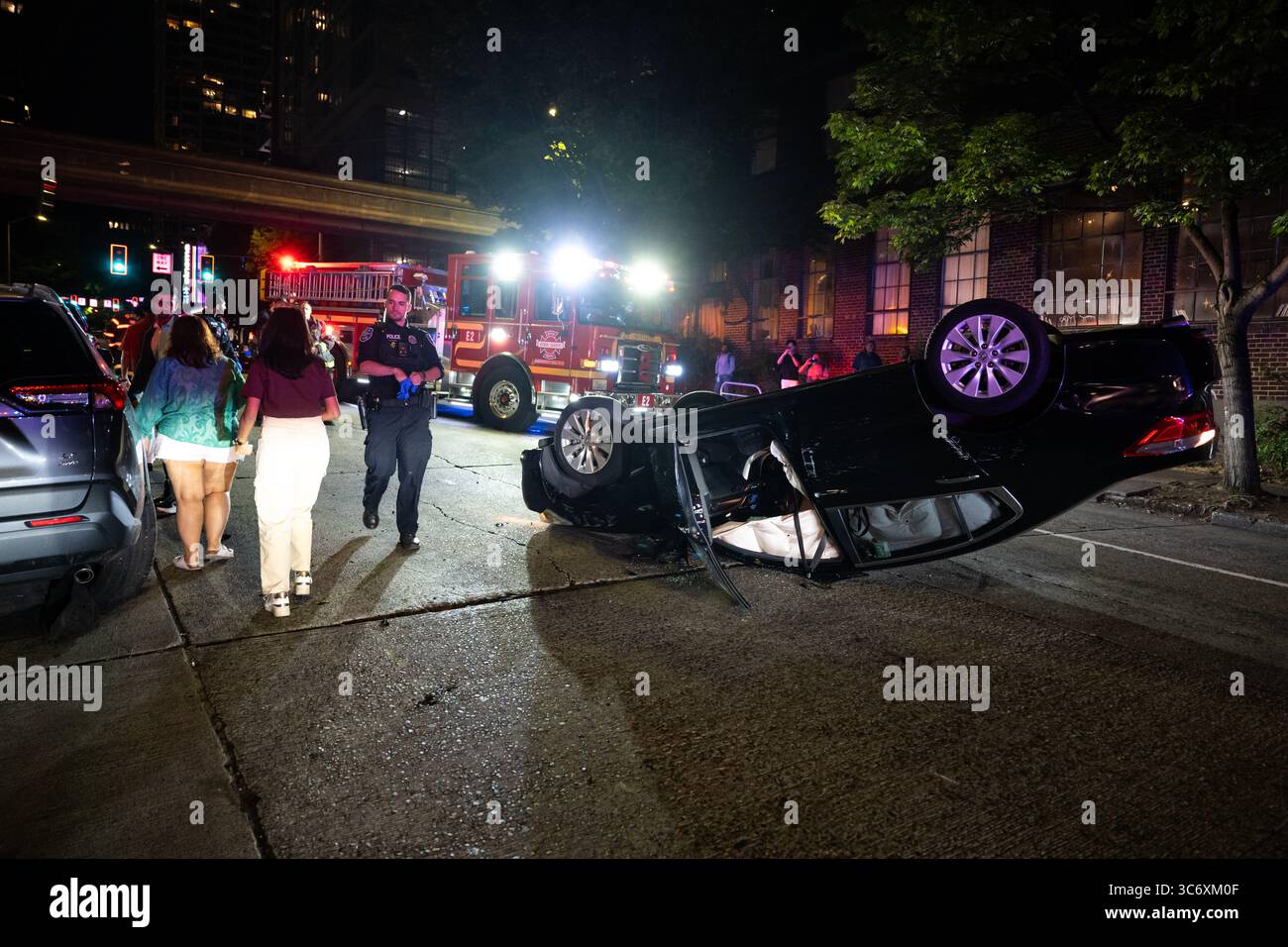 Seattle, États-Unis. 31 juillet 2025. Juste avant 22h00 un accident de voiture sur la 5ème et Lenora par les sphères Amazon South Lake Union Campus. Personne n'a été blessé, un véhicule s'est retrouvé sur son toit bloquant la rue. Crédit : James Anderson/Alamy Live News Banque D'Images