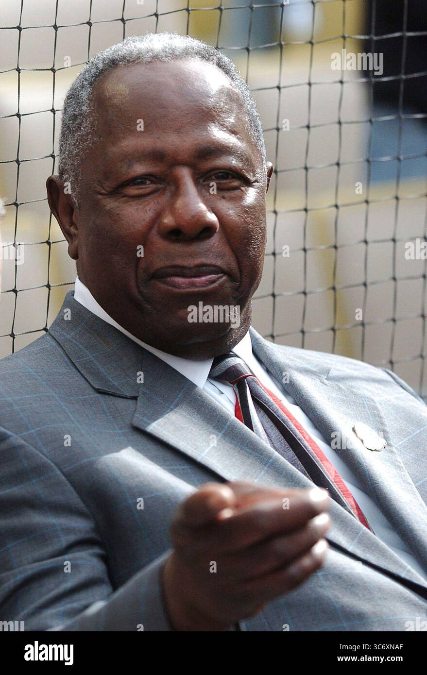 22 janvier 2021, Los Angeles, Californie, États-Unis : le joueur de baseball Hank Aaron, qui a battu le record de Babe Ruthâ€™, meurt. Il avait 86 ans. PHOTO DU DOSSIER : dimanche 15 avril 2007. La Ligue majeure de baseball a rendu hommage à Jackie Robinson avant le match entre les Dodgers et les Padres de San Diego aujourd'hui au Dodger Stadium, à Los Angeles, en Californie. Les Dodgers célèbrent le 60e anniversaire des débuts de Jackie Robinson dans la Major League avec le club, ce qui brise la barrière des couleurs du baseball. Hank Aaron, le premier joueur de baseball à dépasser le record de Babe Ruth, a assisté à la cérémonie. Rex ATIENZA/PI (crédit image : © Prens Banque D'Images