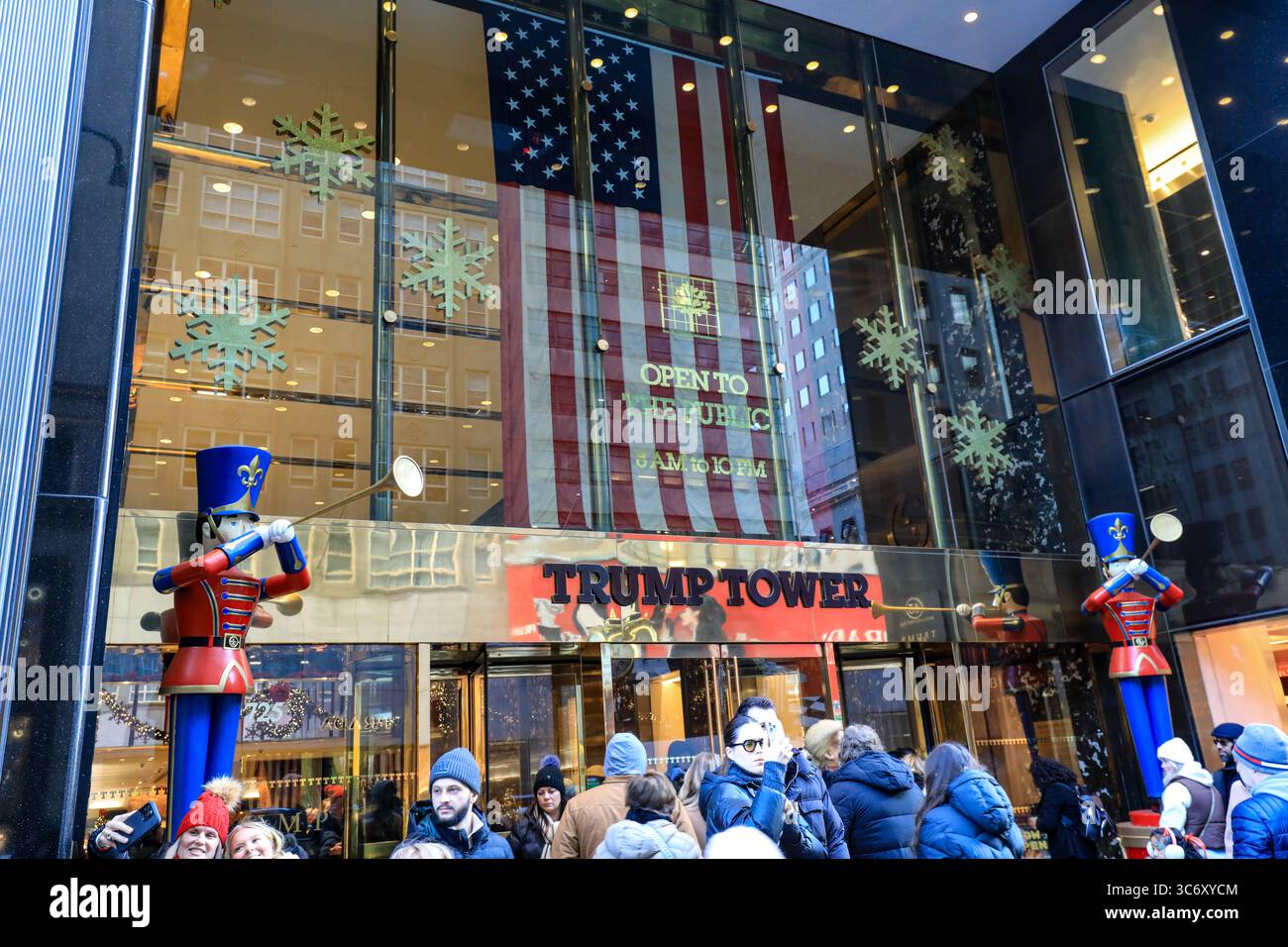 Vue de face de l'entrée extérieure de Trump Tower à Manhattan, New York Banque D'Images
