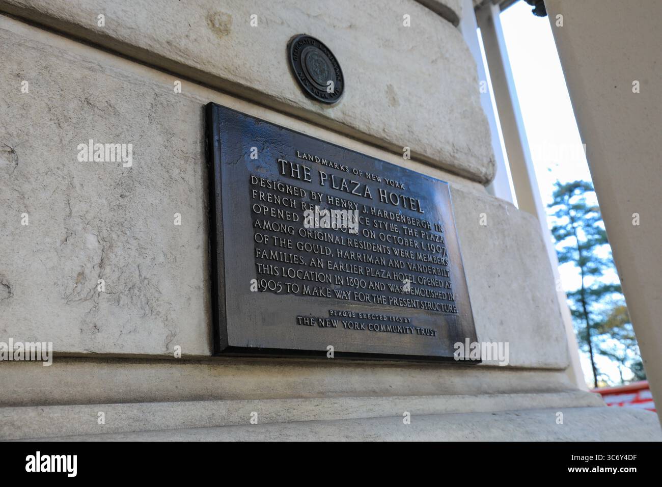 Vue rapprochée de la plaque devant l'hôtel Plaza à Manhattan, New York Banque D'Images