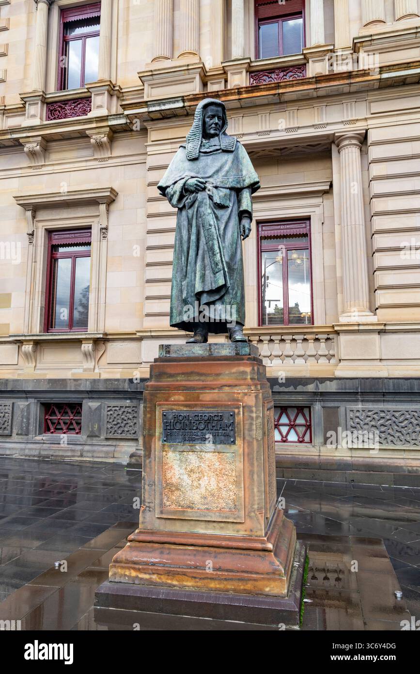 Melbourne, Australie, statue de bronze commémore le juge en chef de Victoria de 1886 à 1892, M. George Higinbotham, un immigrant d'Irlande Banque D'Images