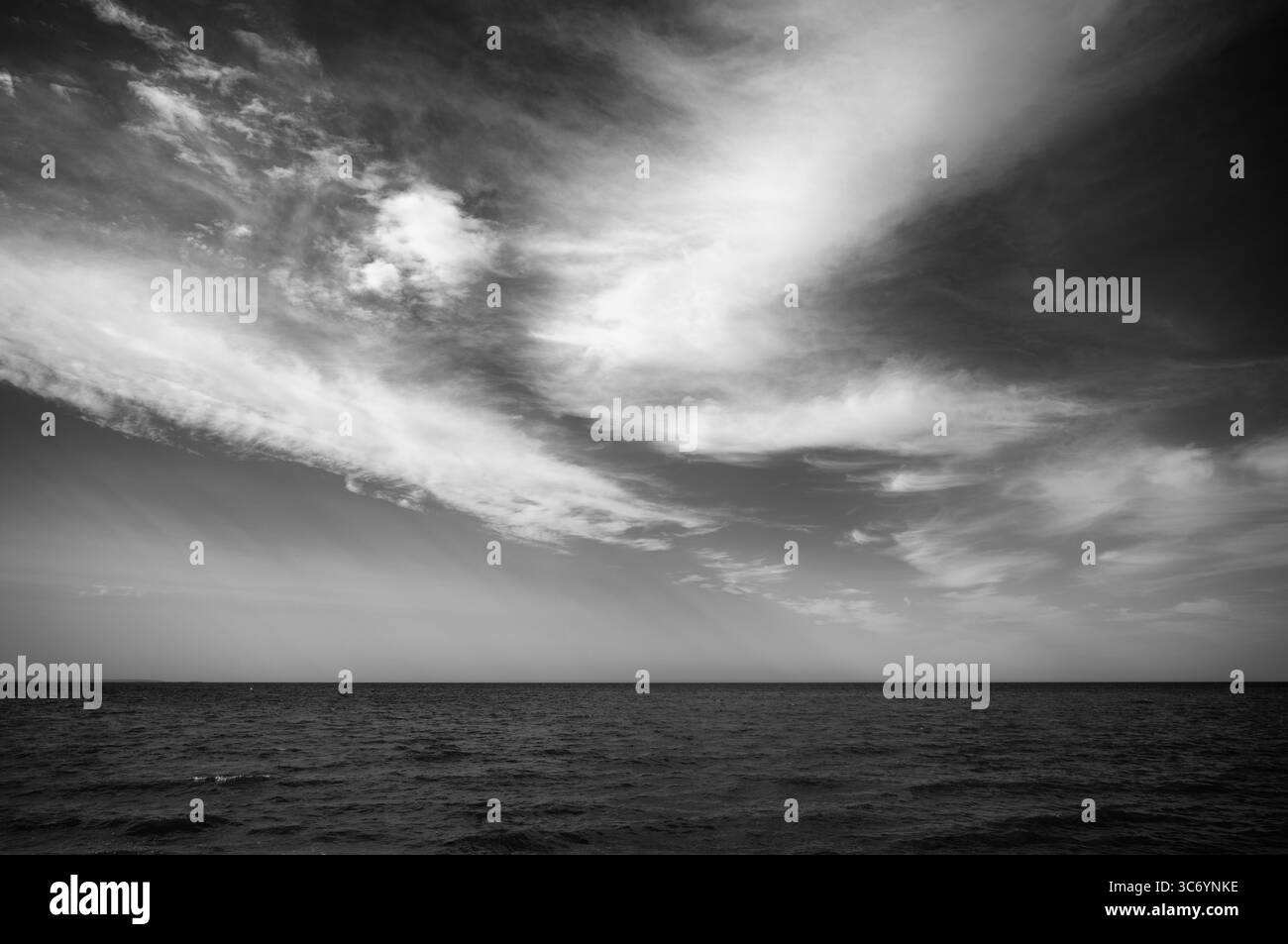 Vue mer, ciel, océan Atlantique, nuages, Grandcamp-Maisy, noir et blanc, Normandie, Calvados, France Banque D'Images