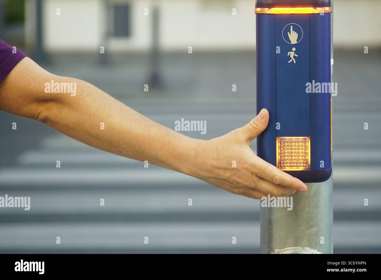 Bouton de passage pour piétons intelligent activé à la main de l'utilisateur. Infrastructure urbaine moderne avec système de rétroaction en temps réel favorisant la mobilité et l'automatisation Banque D'Images