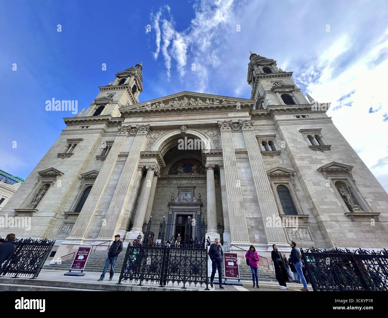 Budapest, 23 novembre 2023 : la grande façade de la basilique de Étienne à Budapest, avec des détails architecturaux complexes et des colonnes imposantes. À Banque D'Images