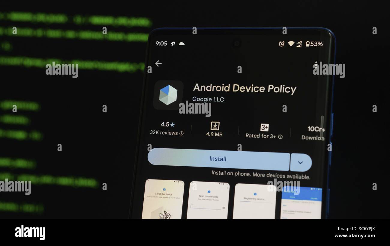 Interface smartphone affichant l'application Android Device Policy sur un fond de code numérique Banque D'Images