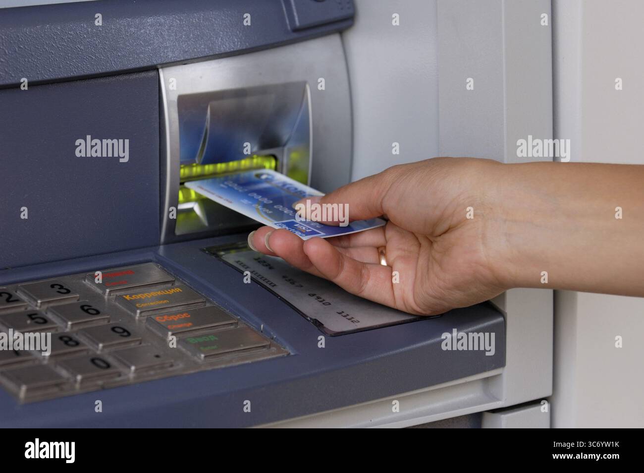 Main femelle insérant la carte de crédit dans la fente ATM. Concept bancaire et de sécurité. La photo a été prise à Kiev, en Ukraine Banque D'Images