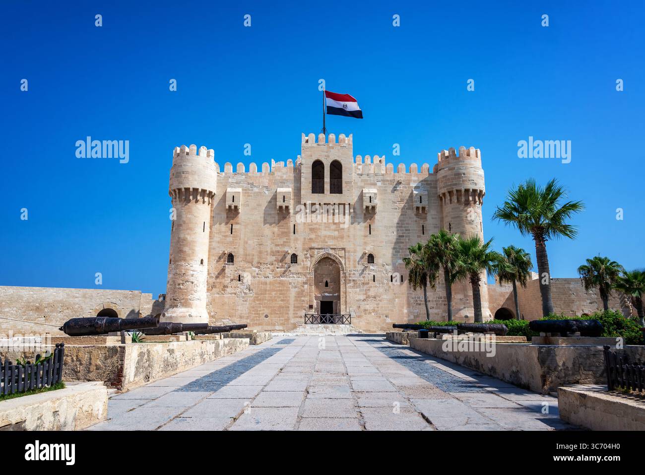 Citadelle de Qaitbay avec drapeau égyptien flottant au-dessus à Alexandrie, Egypte Banque D'Images
