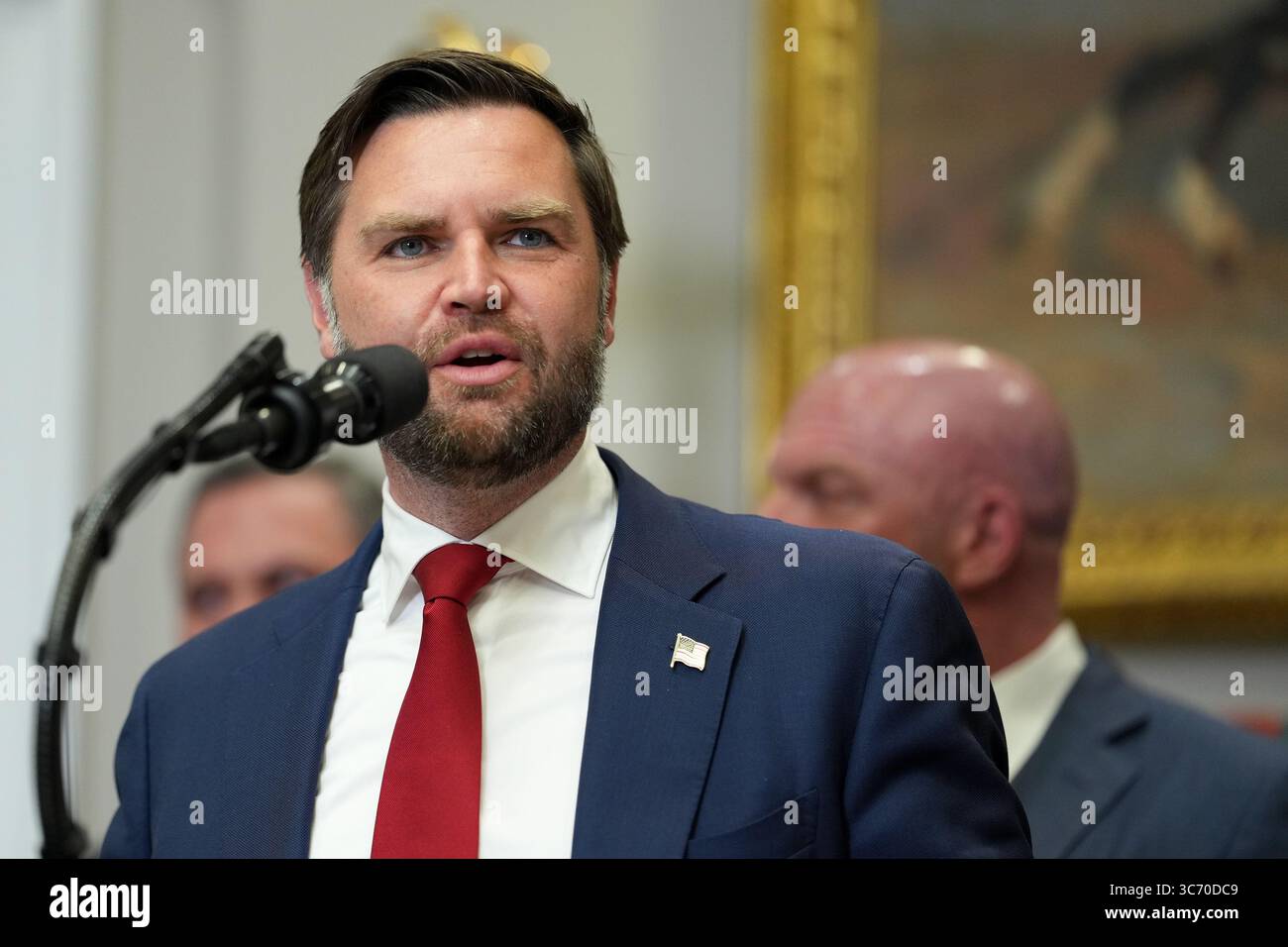 Washington, DC, États-Unis. 31 juillet 2025. Le vice-président AMÉRICAIN JD Vance lors d'une cérémonie de signature d'un décret dans la salle Roosevelt de la Maison Blanche à Washington, DC, États-Unis, le jeudi 31 juillet, 2025. L'ordonnance rétablira officiellement le Presidential Fitness test, en créant des programmes scolaires qui récompensent l'excellence en matière d'éducation physique. Photographe : Eric Lee/Pool/Sipa USA crédit : Sipa USA/Alamy Live News Banque D'Images