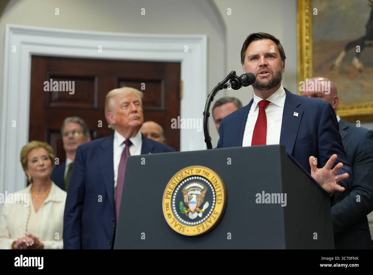 Washington, DC, États-Unis. 31 juillet 2025. Le vice-président AMÉRICAIN JD Vance prend la parole lors d'une cérémonie de signature d'un décret dans la salle Roosevelt de la Maison Blanche à Washington, DC, États-Unis, le jeudi 31 juillet, 2025. L'ordonnance rétablira officiellement le Presidential Fitness test, en créant des programmes scolaires qui récompensent l'excellence en matière d'éducation physique. Photographe : Eric Lee/Pool/Sipa USA crédit : Sipa USA/Alamy Live News Banque D'Images