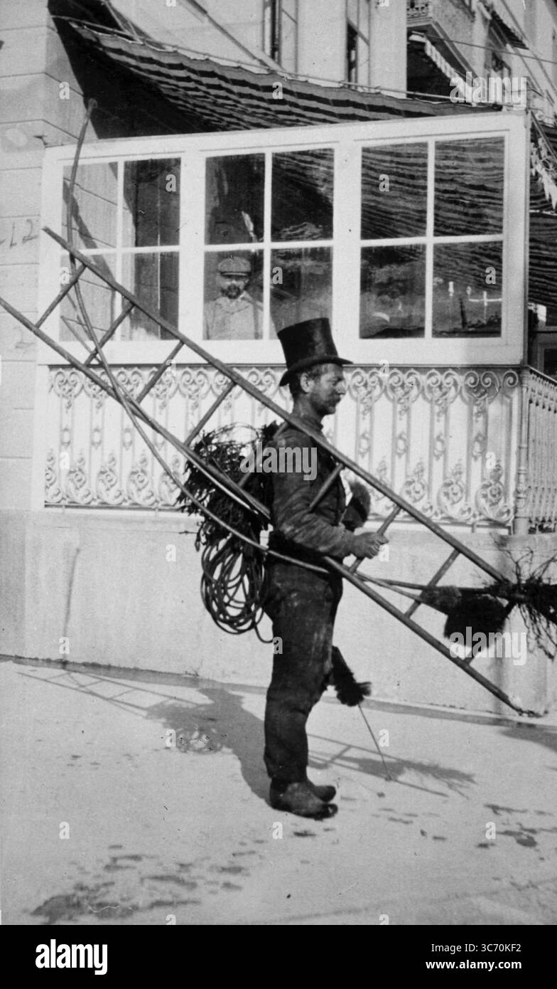 1900 : BALAYAGE - à une époque où presque tout le chauffage provenait de feux ouverts, les balayages étaient occupés à nettoyer les cheminées qui déversaient la fumée de charbon sur les villes, apportant brouillard, crasse et bronchite. 'Comme la fumée est belle, la fumée Bradford : coulant d'innombrables cheminées, se condensant et tombant dans des averses de blacksÉ Banque D'Images