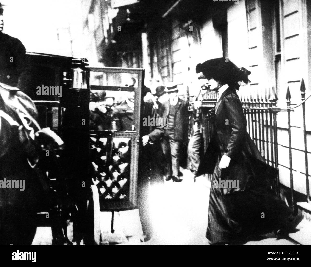 Mme Churchill dans sa robe de départ après son mariage avec Winston 1908 Banque D'Images