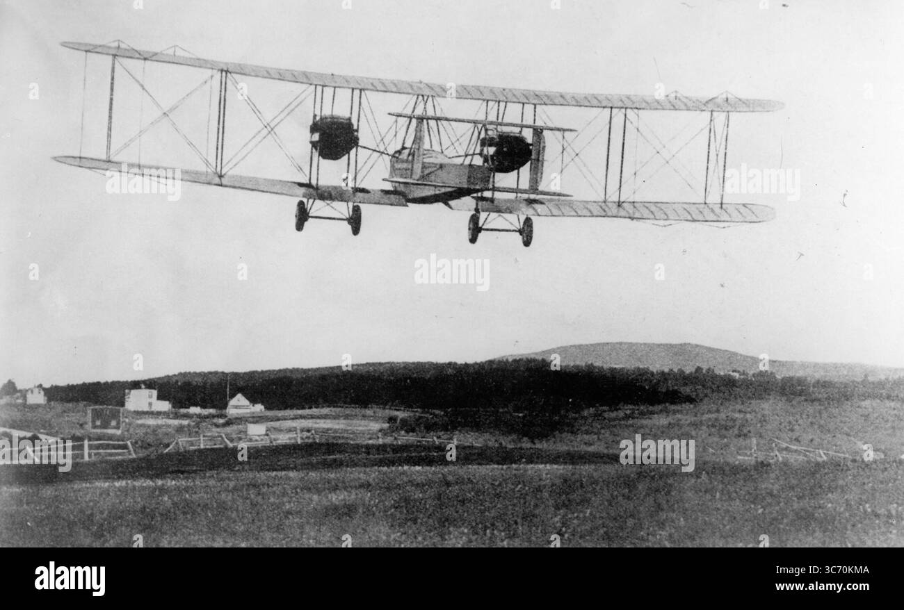 Le bombardier biplan d'Alcock et Brown qui a marqué l'histoire de l'aviation en 1919 lorsqu'ils ont effectué la première traversée transatlantique directe sans escale au monde de Terre-Neuve (où cette photo a été prise) à l'Irlande. Banque D'Images