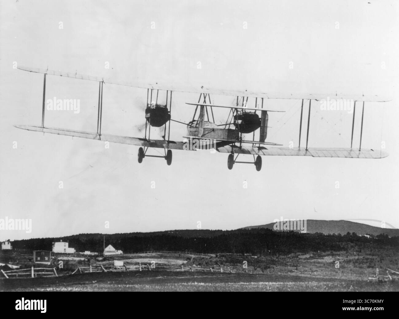 Le bombardier biplan d'Alcock et Brown qui a marqué l'histoire de l'aviation en 1919 lorsqu'ils ont effectué la première traversée transatlantique directe sans escale au monde de Terre-Neuve (où cette photo a été prise) à l'Irlande. Banque D'Images