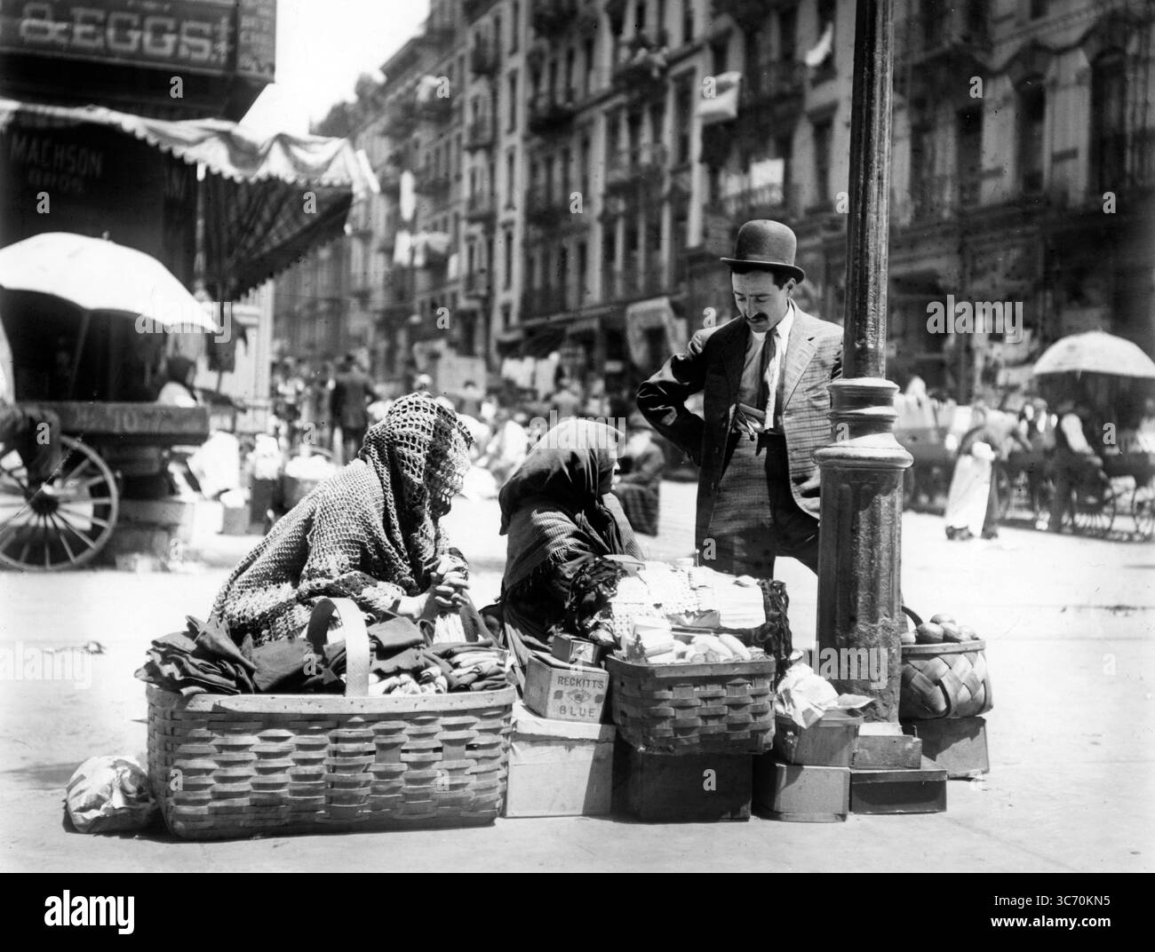 Deux femmes marchandes de trottoir et une cliente, Lower East Side New York, USA5 juillet 1909 Banque D'Images