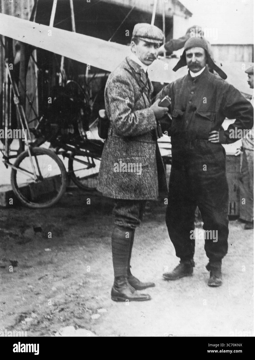 Louis Blériot se prépare à voler la Manche pour gagner le prix Daily mail 1909 Banque D'Images