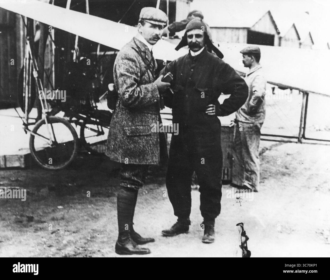 Louis Louis Blériot (né le 1er juillet 1872 à Cambrai, France et mort le 1er août 1936 à Paris, France) est un inventeur et ingénieur français. En 1909, il a effectué le premier vol à travers une grande masse d'eau dans un engin plus lourd que l'air quand il a traversé la Manche, recevant un prix] de 1000 livres sterling pour cela. Il est également crédité comme la première personne à faire un monoplan de travail Blériot a été un pionnier du sport de la course aérienne. Banque D'Images