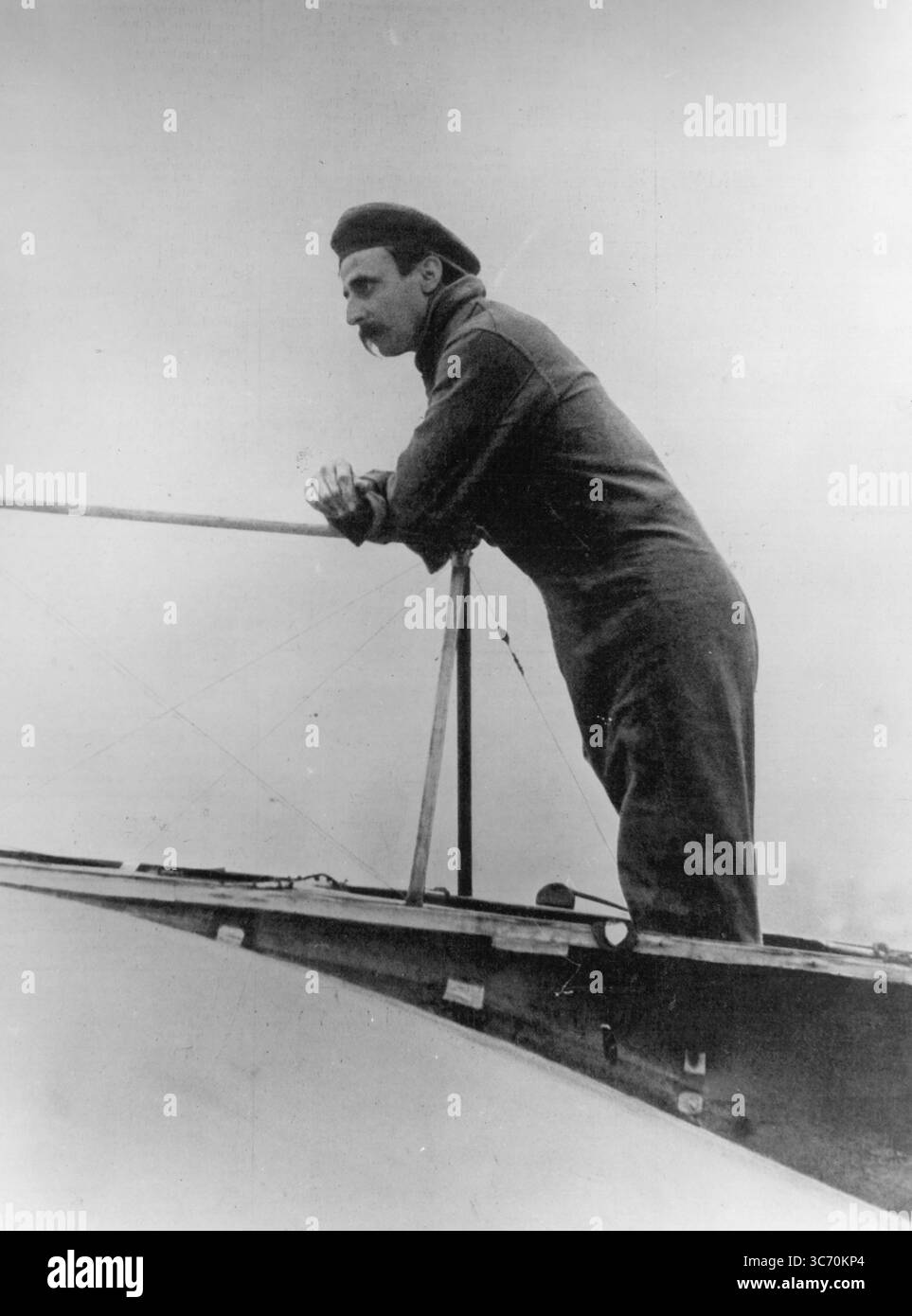 Louis Blériot, né le 1er juillet 1872 à Cambrai et mort le 1er août 1936 à Paris, est un inventeur et ingénieur français. En 1909, il a effectué le premier vol à travers une grande masse d'eau dans un engin plus lourd que l'air lorsqu'il a traversé la Manche, recevant un prix[ de 1000 livres sterling pour cela. Il est également crédité comme la première personne à fabriquer un monoplan de travail. Blériot fut un pionnier du sport de la course aérienne. Banque D'Images
