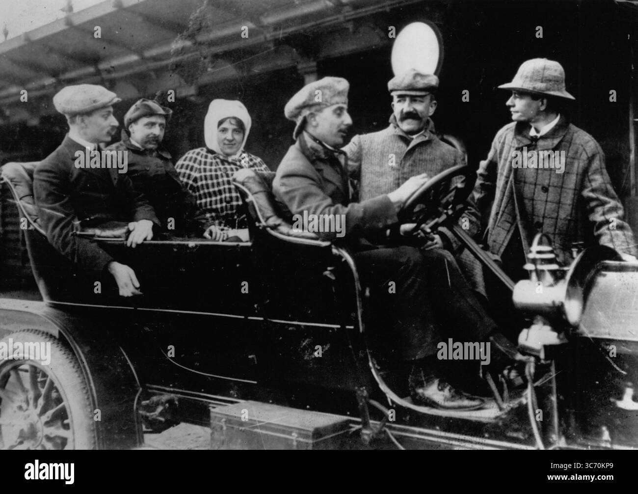 Louis Blériot (1er juillet 1872 à Cambrai, France 1er août 1936 à Paris, France) est un inventeur et ingénieur français. En 1909, il a effectué le premier vol à travers une grande étendue d'eau dans un engin plus lourd que l'air lorsqu'il a traversé la Manche, recevant un prix de 1000 livres sterling pour cela. Il est également crédité comme la première personne à fabriquer un monoplan de travail. Blériot fut un pionnier du sport de la course aérienne. La photo montre Blériot survolant le canal 1909 Banque D'Images