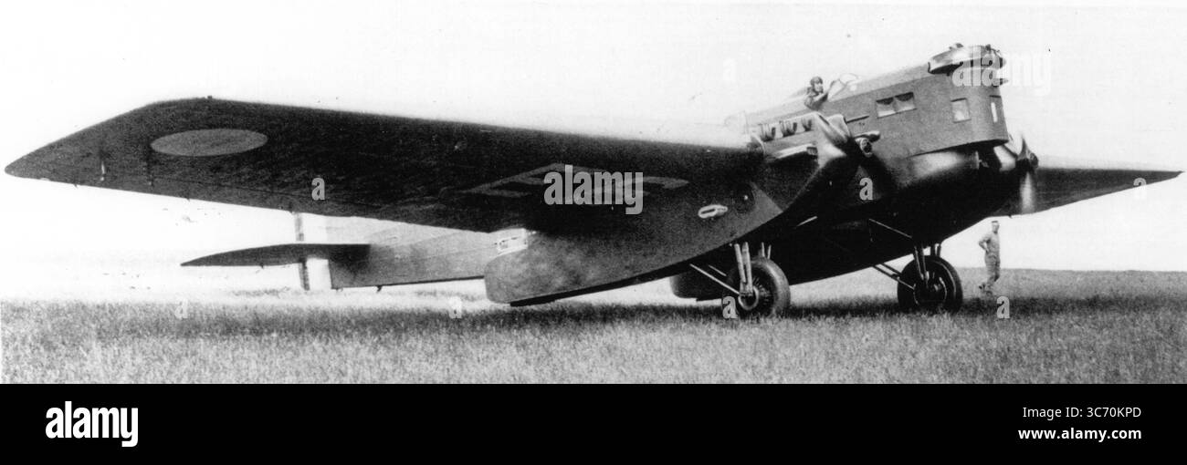 Louis Blériot (1er juillet 1872 à Cambrai, France 1er août 1936 à Paris, France) est un inventeur et ingénieur français. En 1909, il a effectué le premier vol à travers une grande étendue d'eau dans un engin plus lourd que l'air lorsqu'il a traversé la Manche, recevant un prix de 1000 livres sterling pour cela. Il est également crédité comme la première personne à fabriquer un monoplan de travail. Blériot fut un pionnier du sport de la course aérienne. La photo montre Blériot survolant le canal 1909 Banque D'Images