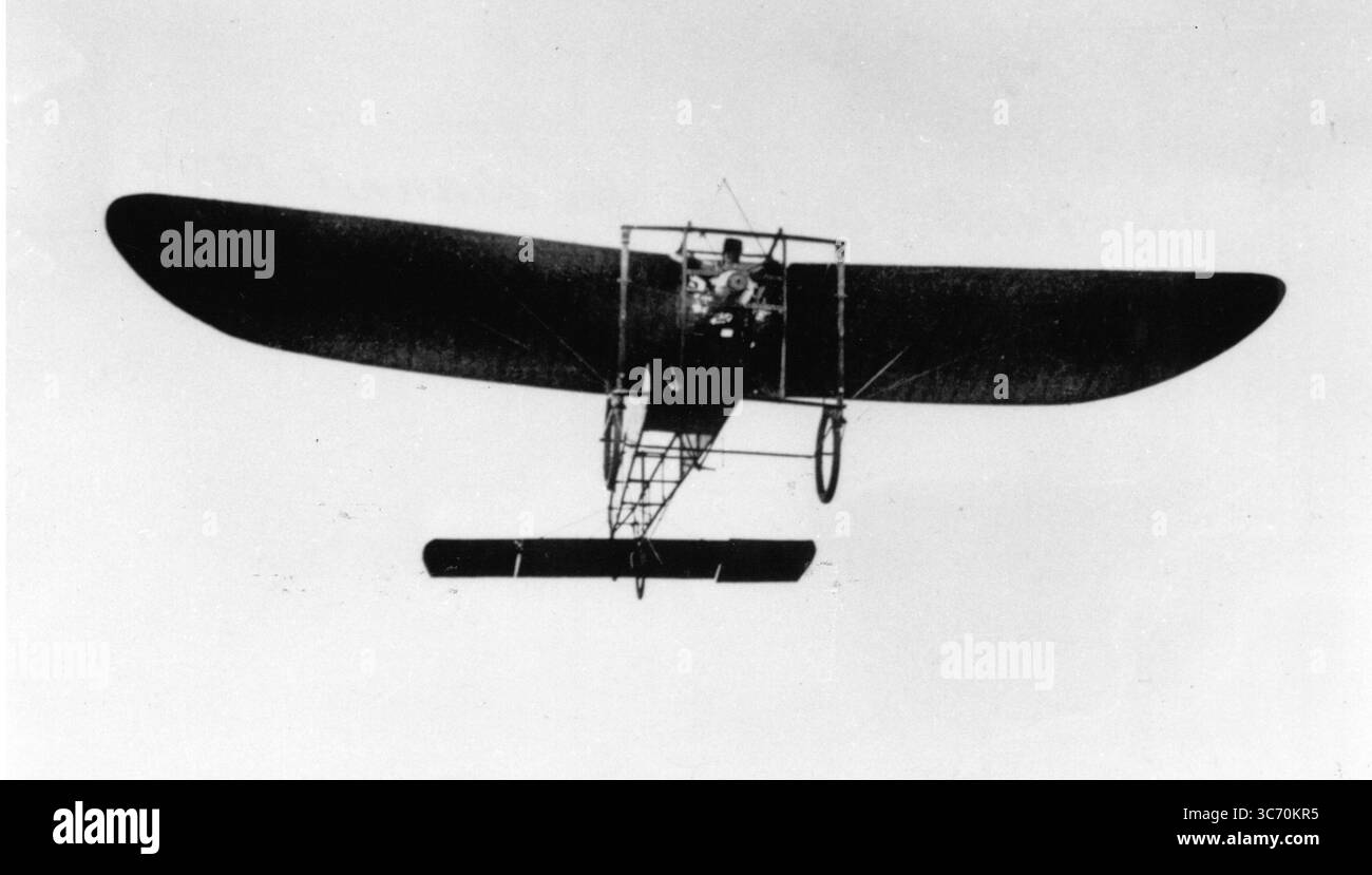 Louis Blériot (1er juillet 1872 à Cambrai, France 1er août 1936 à Paris, France) est un inventeur et ingénieur français. En 1909, il a effectué le premier vol à travers une grande étendue d'eau dans un engin plus lourd que l'air lorsqu'il a traversé la Manche, recevant un prix de 1000 livres sterling pour cela. Il est également crédité comme la première personne à fabriquer un monoplan de travail. Blériot fut un pionnier du sport de la course aérienne. La photo montre Blériot survolant le canal 1909 Banque D'Images