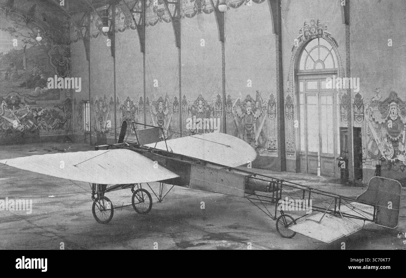Louis Blériot (1er juillet 1872 à Cambrai, France 1er août 1936 à Paris, France) est un inventeur et ingénieur français. En 1909, il a effectué le premier vol à travers une grande étendue d'eau dans un engin plus lourd que l'air lorsqu'il a traversé la Manche, recevant un prix de 1000 livres sterling pour cela. Il est également crédité comme la première personne à fabriquer un monoplan de travail. Blériot fut un pionnier du sport de la course aérienne. La photo montre Blériot survolant le canal 1909 Banque D'Images