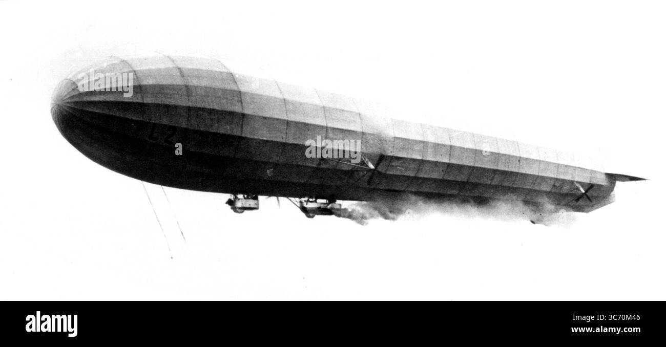 Montrant un grand nuage de fumées sortant de l'échappement ; le dirigeable naval allemand mal destin ' L2 ' en vol à son arrivée à l'aérodrome de Johannisthal , près de Berlin le 17 octobre 1913, un incendie de moteur en vol a enflammé l'hydrogène du navire, tuant tous à bord. 17 octobre 1913 Banque D'Images