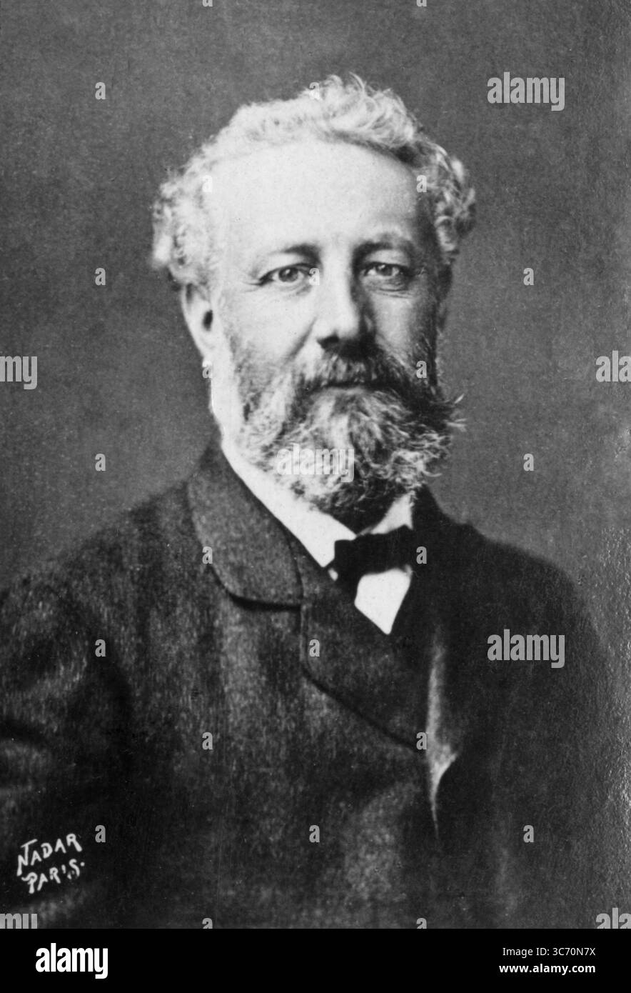 Jules Gabriel Verne (8 février 1828 - 24 mars 1905) est un auteur français pionnier du genre science-fiction. Il est surtout connu pour ses romans comme Journey to the Center of the Earth (1864), Twenty Thousand Leagues Under the Sea (1870) et Around the World in Eighty Days (1873). Verne a écrit sur l'espace, l'air et les voyages sous-marins avant que le voyage aérien et les sous-marins pratiques ne soient inventés, et avant que des moyens pratiques de voyage spatial aient été conçus. Il est le troisième auteur le plus traduit au monde. Certains de ses livres ont été transformés en films. Verne est souvent appelé le Banque D'Images