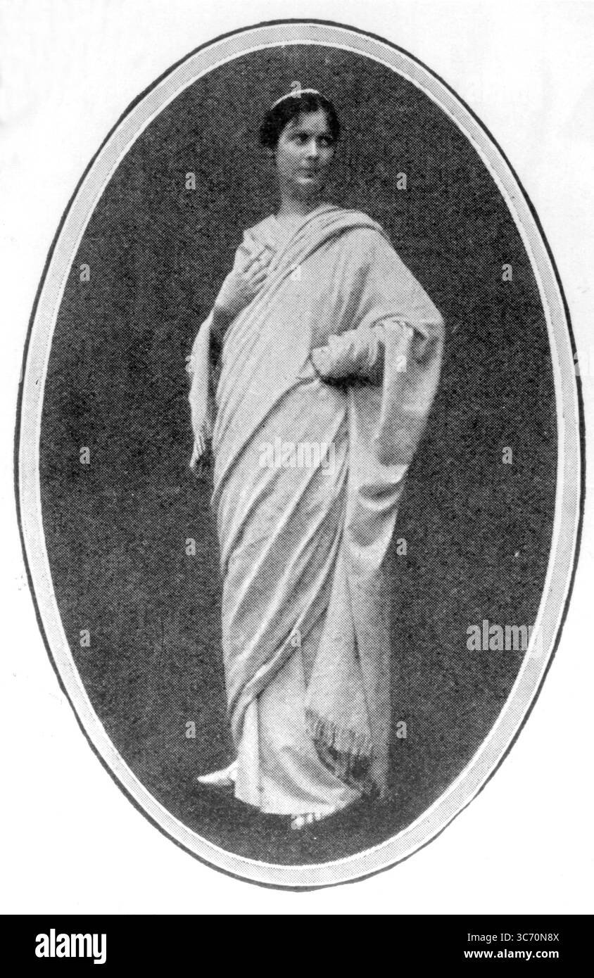 Isadora Duncan (27 mai 1877 - 14 septembre 1927), photographiée le 11 juillet 1908, était une danseuse américaine. Née Dora Angela Duncan à San Francisco, en Californie, elle est considérée par beaucoup comme la mère de la danse moderne. Bien que jamais très populaire aux États-Unis, elle divertit dans toute l'Europe. Son habitude de porter des foulards fluides s'est avérée être la mort d'elle lorsque son foulard s'est accroché et enroulé autour de sa roue de voiture la traînant par-dessus bord et le long de la route alors qu'elle conduisait à Nice, en France. *** Légende locale *** Banque D'Images