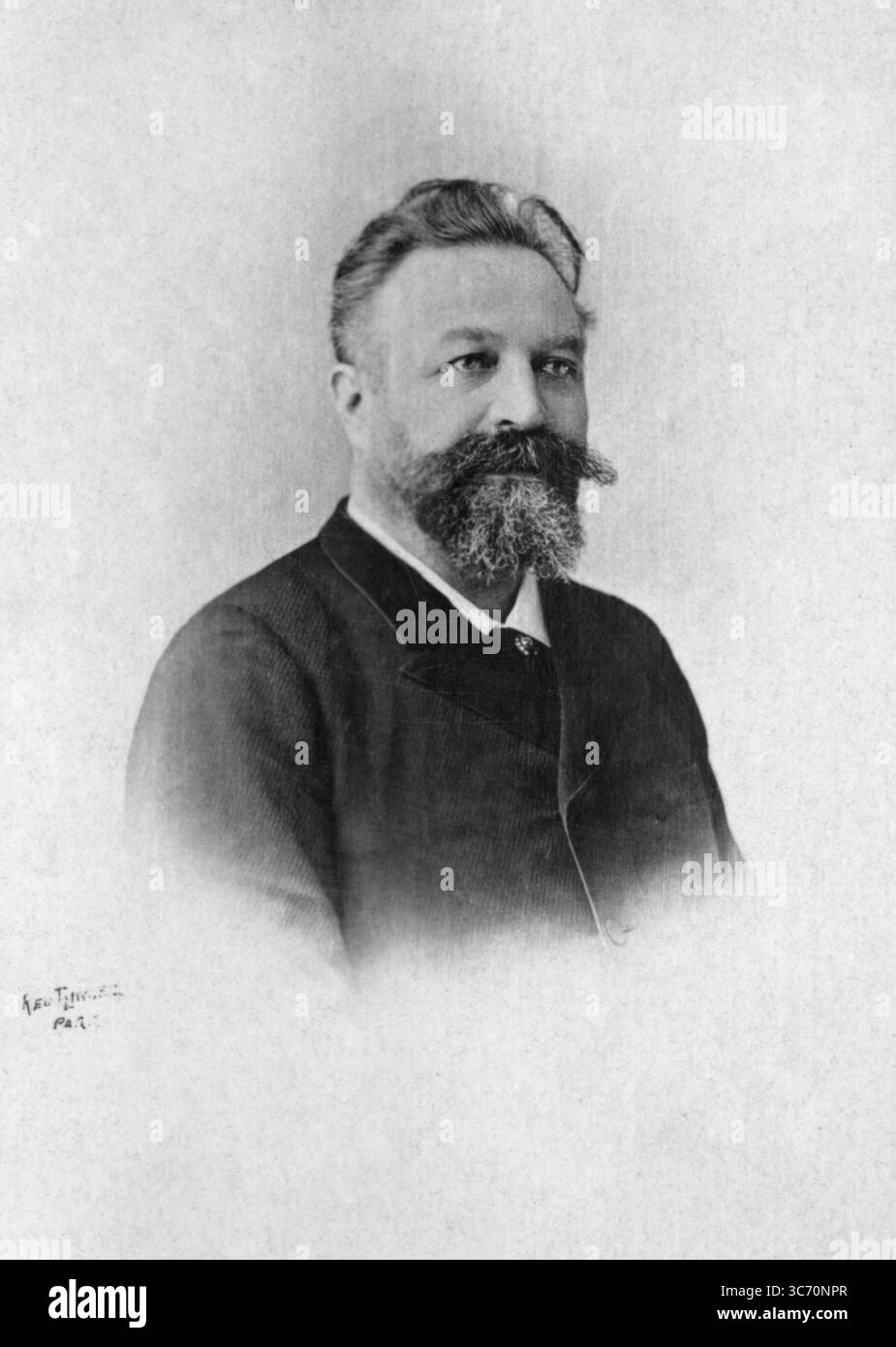 Édouard Judas colonne (23 juillet 1838 - 28 mars 1910) est un chef d'orchestre et violoniste français. Colonne étudie au Conservatoire de Paris où il remporte les premiers prix en harmonie et violon. En 1858 - 67, il est premier violoniste à l'Opéra de Paris. En 1873, colonne, avec l'éditeur de musique G. Hartman, fonde le concert National au théâtre de l'Odéon. Deux ans plus tard, en 1875, le nom change pour devenir l'Association artistique du Châtelet. L'Association est finalement devenue connue sous le nom de « colonne concerts ». Il a également été le premier chef d'Eminence à faire du gramophone commercial (phonographe) Banque D'Images