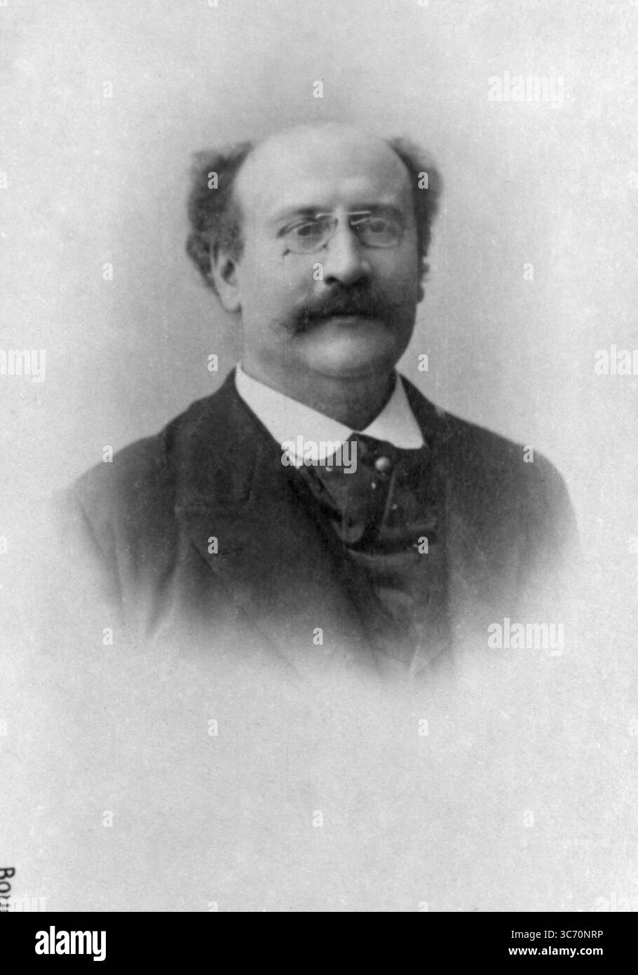 Jean Robert Planquette (31 juillet 1848 - 28 janvier 1903), compositeur français de chansons et d'opérettes, est né à Paris. Il étudie au Conservatoire de Paris et devient connu comme compositeur de chansons populaires. Il écrit plus tard douze opérettes, dont les cloches de Corneville (1877) est la seule à avoir conservé sa place dans le répertoire. Il a été exécuté plus d'un millier de fois en dix ans. En 1871, il compose Sambre et Meuse, cadre d'un poème fortement patriotique de Paul Cezano, le Régiment de Sambre et Meuse, qui maintient vivant l'esprit de la Revoluti française Banque D'Images