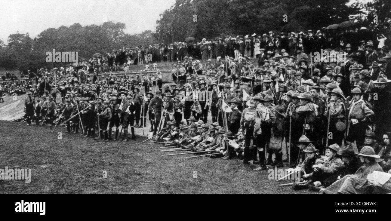 Les Boy Scouts « restent tranquilles » en profitant d'un repos. 1909 Banque D'Images