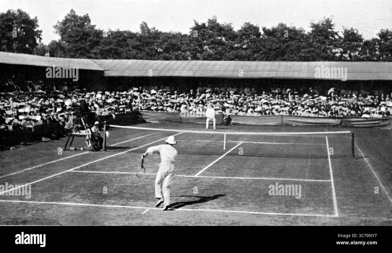 Défi simple tour 1905 : N. E. Brookes v. H. L. Doherty. Sir Norman Everard Brookes (né le 14 novembre 1877 à Melbourne, Victoria - décédé le 28 septembre 1968 à Melbourne, Victoria) est un champion australien de tennis et président de la Lawn Tennis Association of Australia. Hugh Lawrence 'Laurie' Doherty (né le 8 octobre 1875 à Wimbledon, Londres - mort le 21 août 1919 à Broadstairs, Kent) est un joueur de tennis britannique. Laurie ('Little Do') était le plus court, à 5 pieds-10, le plus jeune, et probablement meilleur, des frères Doherty qui ont appris à jouer au tennis dans leur Angleterre natale et à Wimb Banque D'Images