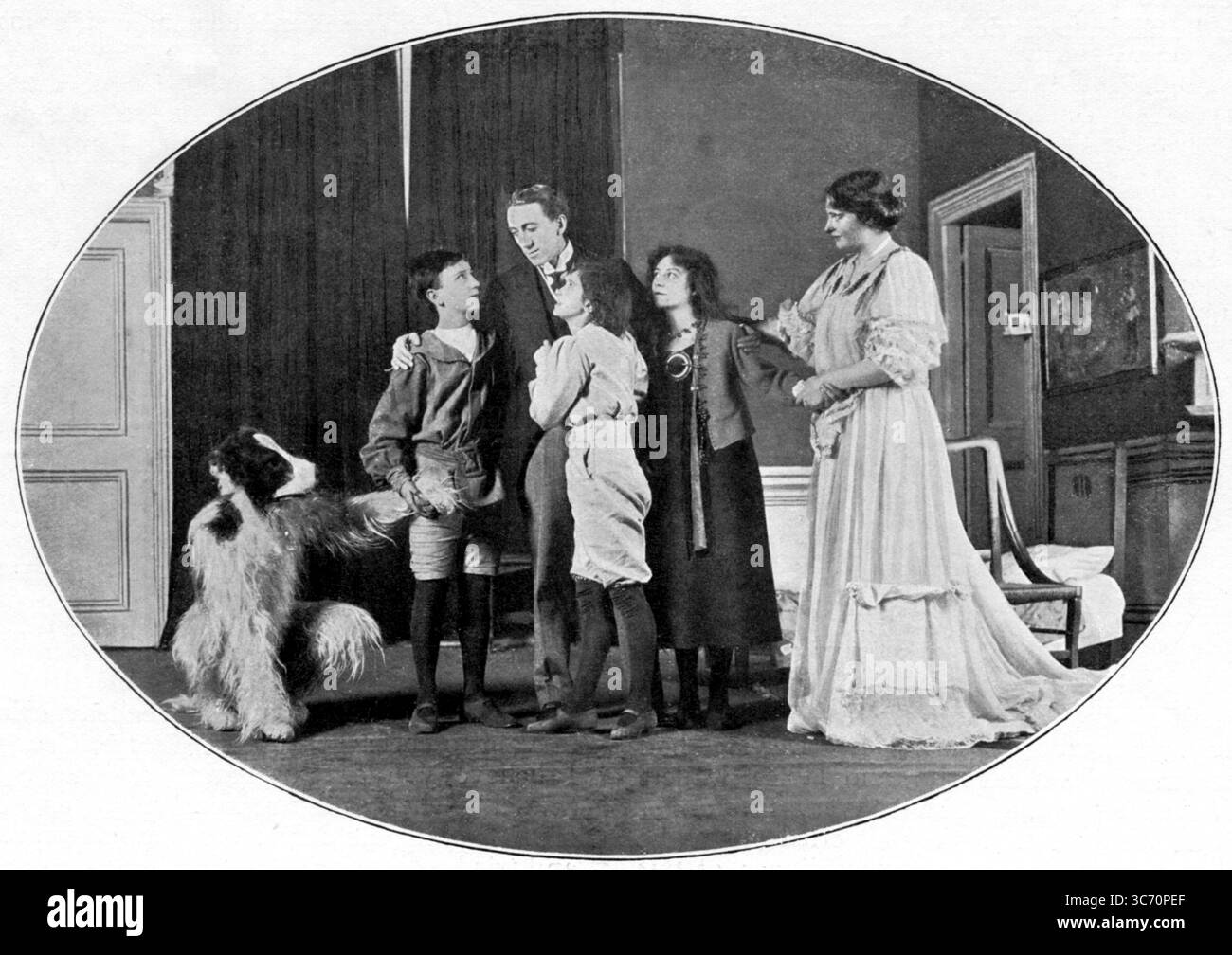 M. et Mme Darling et les garçons perdus dans Peter Pan - © TopFoto Banque D'Images