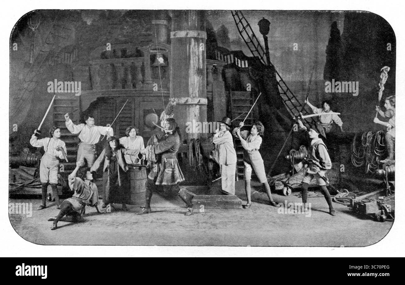 Mr et Mrs Darling et les Lost Boys dans la scène Peter Pan du bateau Pirate - © TopFoto Banque D'Images