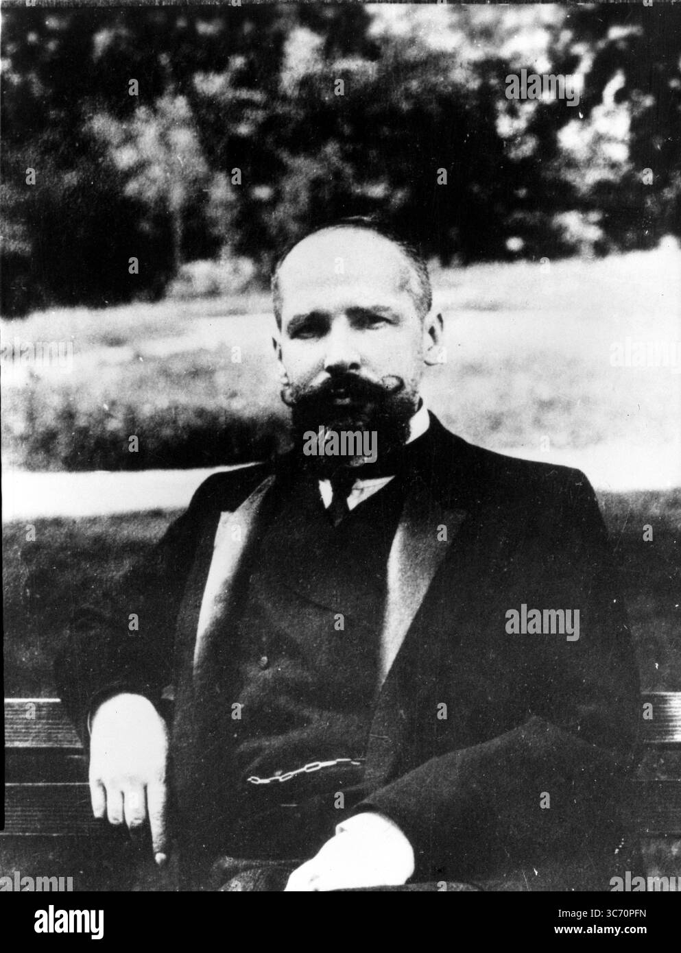 Peter Stolypin est né à Dresde, en Saxe, le 14 avril 1862. Fils d'un grand propriétaire foncier russe, Stolypin rejoint le ministère des domaines d'État en 1885. Quatre ans plus tard, il est nommé maréchal de la province de Kovno. Viennent ensuite les gouvernorats de Grodno (1902-1903) et Saratov (1903-1906). Stolypine a réussi à supprimer les révolutionnaires à Saratov, ce qui lui a valu d'être nommé ministre de l'intérieur en avril 1906. Trois mois plus tard Nicolas II le nomme premier ministre. Stolypine tente de fournir un équilibre entre l'introduction de réformes foncières si nécessaires Banque D'Images