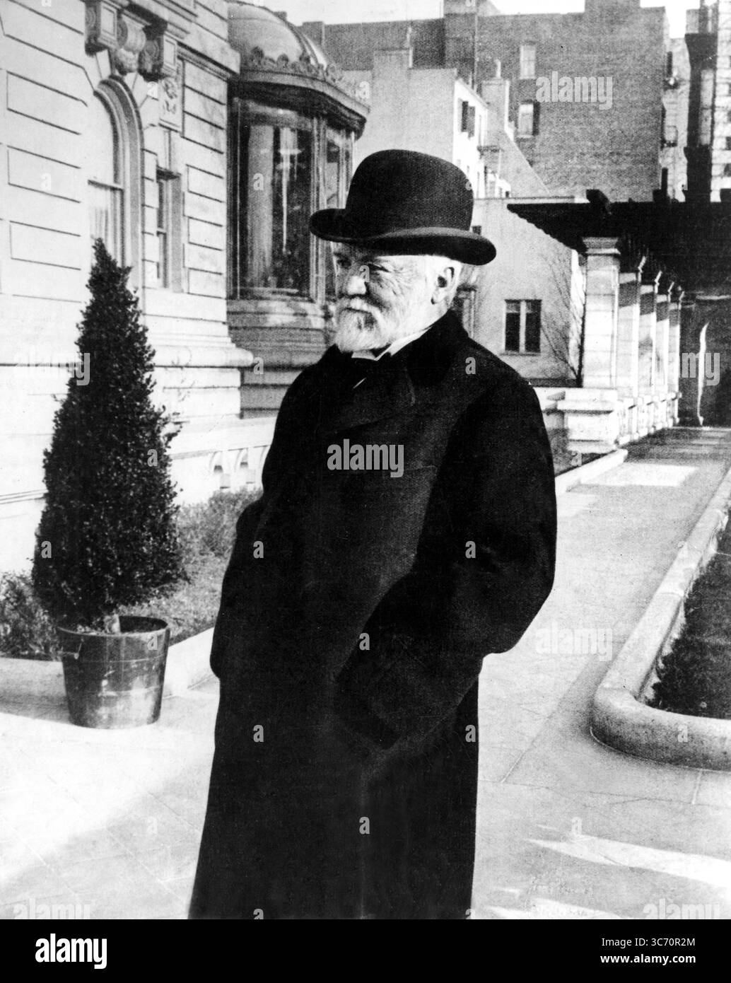 Andrew Carnegie (1835-1919) industriel et philanthrope américain, né en Écosse, qui a développé les industries sidérurgiques de Pittsburgh, faisant des États-Unis le premier producteur mondial. Il dote les bibliothèques publiques, l'éducation et diverses fiducies de recherche. À sa mort, les Carnegie Trusts continuèrent ses activités bienveillantes. Carnegie Hall à New York a ouvert en 1891 sous le nom de Music Hall, a été renommé en 1898 en raison de sa grande contribution à sa construction. Banque D'Images