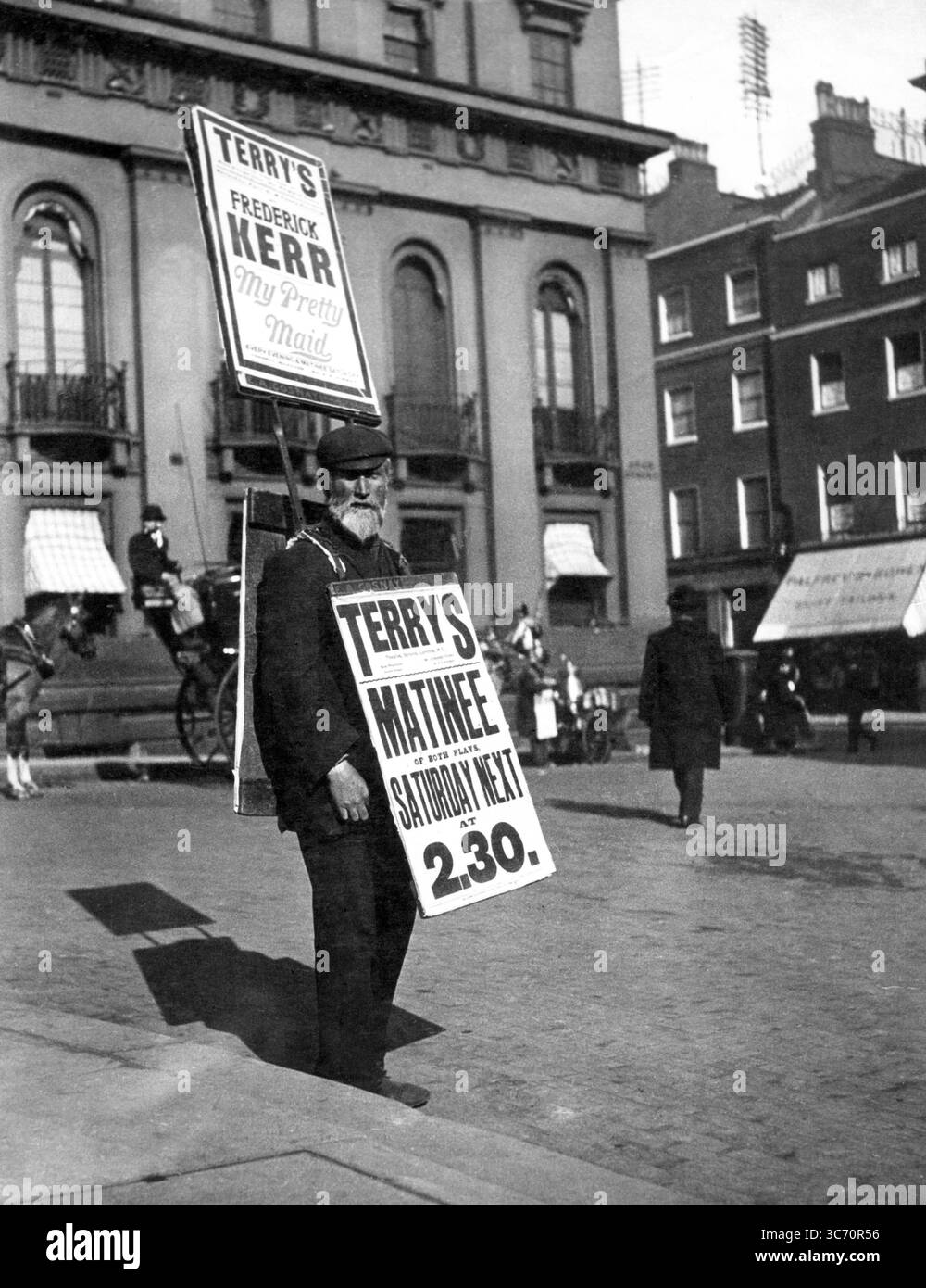 Sandwich Man c.1902 faisant la publicité d'une pièce dans l'un des nombreux théâtres de Londres, Terry's Theatre in the Strand. Londres aurait eu 50 théâtres et 500 Music-halls, fréquentés par des milliers de personnes tous les soirs. Terry's Theatre a pris son nom de l'acteur Edward Terry, a été ouvert en 1887 et est devenu plus tard un cinéma. Il a été retiré lors des améliorations apportées au Strand en 1923. Banque D'Images