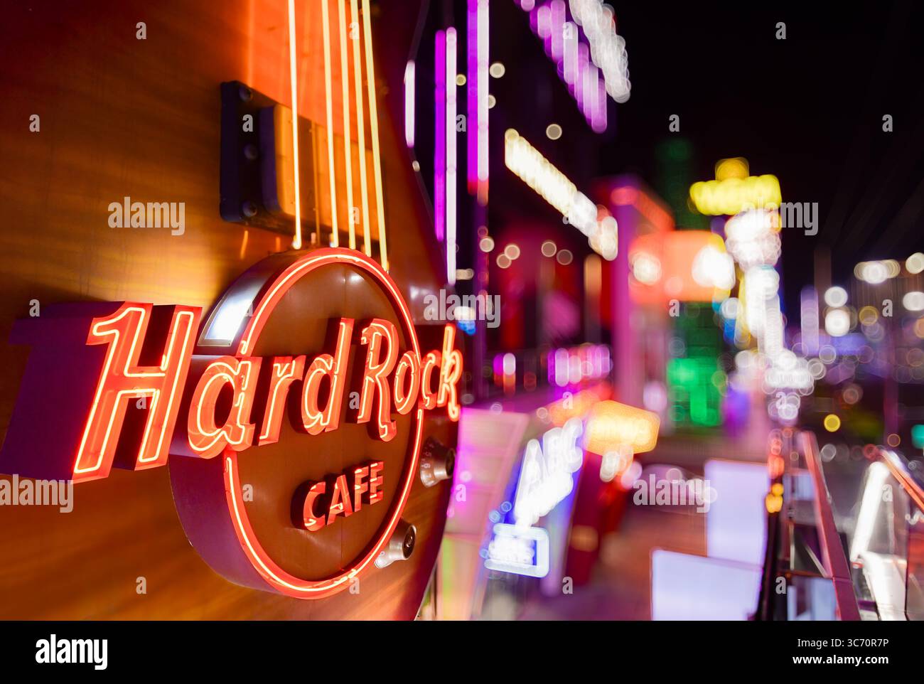 Gros plan du logo du Hard Rock Cafe avec d'autres lumières de la ville en arrière-plan, Las Vegas, Nevada, États-Unis Banque D'Images